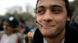 Uruguay festeja en las calles la legalización de marihuana