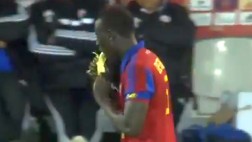 Jugador celebró gol comiendo un plátano y recibió amarilla