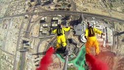 VIDEO: Dos hombres saltan desde el edificio más alto del mundo