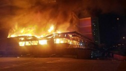 Venezuela: Acusan a chavistas armados de incendiar universidad