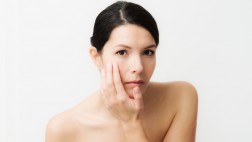 ¿Te desvelas mucho y tienes ojeras? Combátelas con estos tips