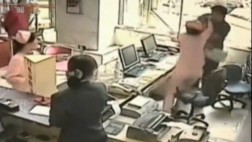 Atacó a una enfermera porque no atendió primero a su esposa