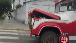 Trujillo: transportista intenta arreglar motor de bus en marcha