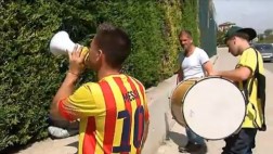 Barcelona: aficionado le cantó a Martino con un megáfono