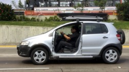 Este auto circula sin puerta por las calles de Lima