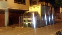 Increíble: camionero enrejó la pista para hacer su cochera