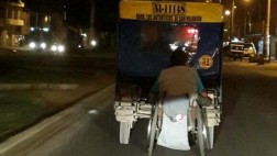 Un mototaxi remolca a una persona en silla de ruedas