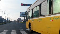 Bus cruzó avenida en luz roja y debe 5 mil soles en multas