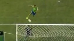 MLS: Raúl Fernández se lució con espectacular doble atajada