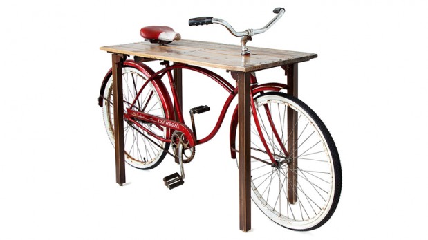 ¿Comer sobre dos ruedas? Mira esta original mesa "bicicleta"