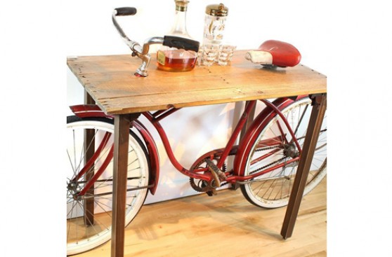 ¿Comer sobre dos ruedas? Mira esta original mesa "bicicleta"