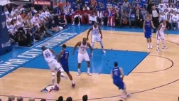 Kevin Durant y un choque en el que sale volando por los aires