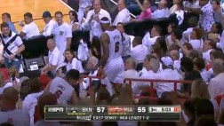 LeBron James se pierde entre el público y hace genial clavada