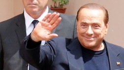 Berlusconi cumplió su primera jornada de trabajo en un asilo