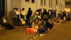 Hacen colas desde la madrugada para ser atendidos en hospitales
