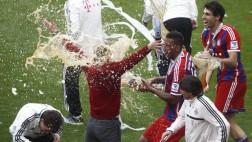 Así recibió Guardiola su primera 'ducha de cerveza' en Alemania