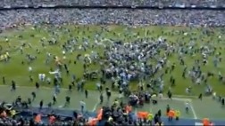 Miles de hinchas invadieron la cancha para celebrar con el City