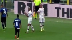Lanzan plátano al campo en partido del AC Milan en Atalanta
