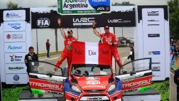 Rally: Fuchs celebró en podio con saludo a la madre peruana