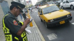 Delincuentes robaban disfrazados de policías