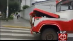 Suspendieron a cobrador y chofer por reparar bus en marcha