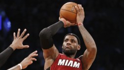 LeBron James anota medio centenar de puntos y establece récord