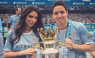 Novia de Samir Nasri insultó a técnico Deschamps en Twitter