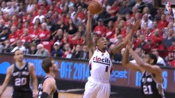 Se mete entre dos y hace genial clavada ante el colosal Duncan