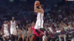 Crack de los Nets lanzó espectacular tiro que valió 4 puntos
