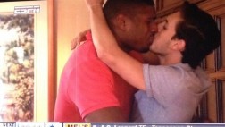 Jugador gay de la NFL causa revuelo por besar a su novio en TV
