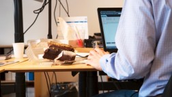 ¡Auxilio: las oficinas matan!, por Liuba Kogan