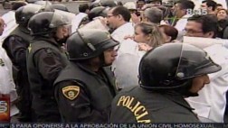 Médicos y policías se enfrentaron frente al Hospital Rebagliati