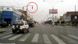 Este taxi se pasó dos luces rojas como si nada