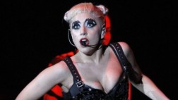 Lady Gaga se desnudó en pleno show en su regreso a Nueva York