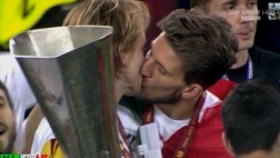 El sorpresivo beso entre dos jugadores del Sevilla campeón