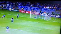 Increíble: balón chocó en los dos palos y evitó gol de Cruzeiro