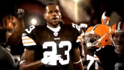 LeBron James hace realidad su deseo de ser jugador de la NFL