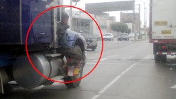 ¿Asiento reservado? Hombre viaja sobre tráiler en Av. Argentina