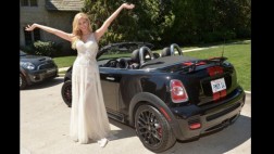 Playmate 2014 es premiada con Mini John Cooper Works Roadster