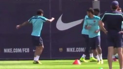 Dani Alves puso de vuelta y media la práctica del Barcelona