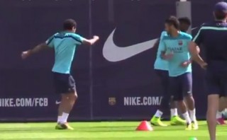 Dani Alves puso de vuelta y media la práctica del Barcelona