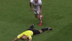 Árbitro recibió dura patada cuando intentó llevarse la pelota