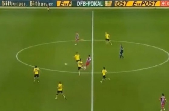 Pizarro dio este pase gol a Müller en el triunfo del Bayern
