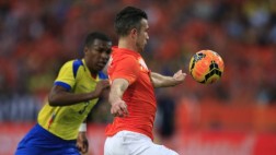 Van Persie marcó golazo en empate 1-1 entre Holanda y Ecuador