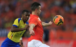 Van Persie marcó golazo en empate 1-1 entre Holanda y Ecuador