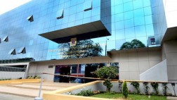 Alumnos de la Garcilaso criticaron millonarios sueldos