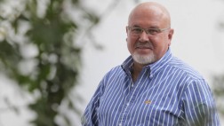 “Sí, soy gay y estoy orgulloso de serlo”, admite Carlos Bruce