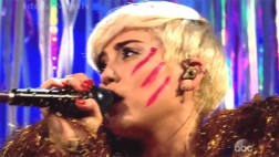 Miley Cyrus hizo un cover de los Beatles en los Billboard 2014