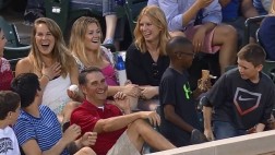 Niño conquistó a hermosa chica en partido de béisbol en EE.UU.