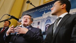 Denuncian a Acuña y a su hijo por contratar con el Estado